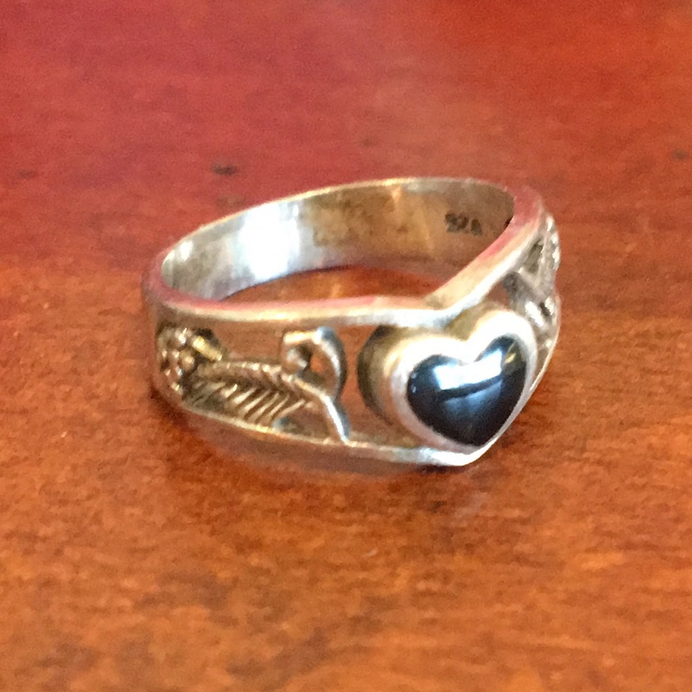 Vintage sterling silver Onyx heart ring - Picture 2 of 4